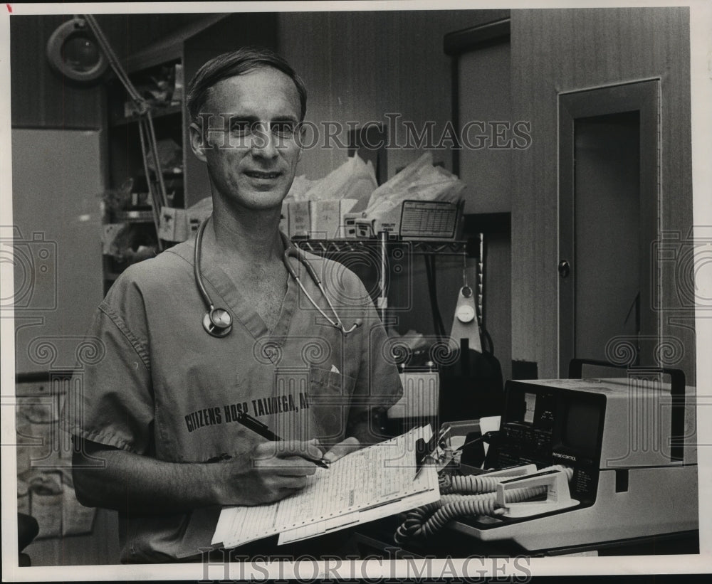 1991 Dr. Robert Cosby at Citizen's Hospital in Talladega, Alabama - Historic Images