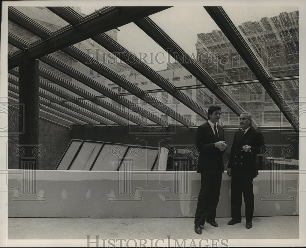 1985 Press Photo Nelson Head and Pedro Costa Standing in Building in Birmingham - Historic Images