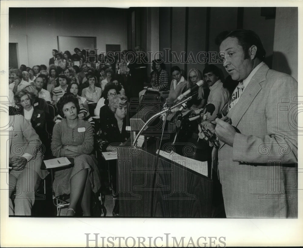 1980, Bill Benton Speaking on Segregation in Birmingham Schools - Historic Images