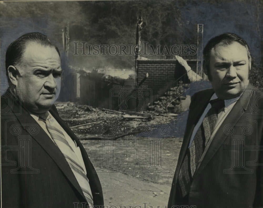 1971 Alabama Officials View Ruins of Building at Radio Hill - Historic Images