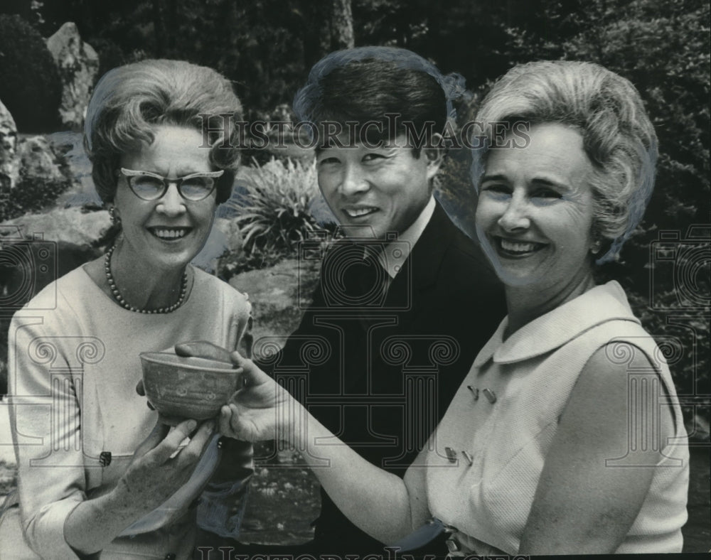 1970 Shohachi Sasaki, Garden Expert, With Bowl Brought From Japan - Historic Images