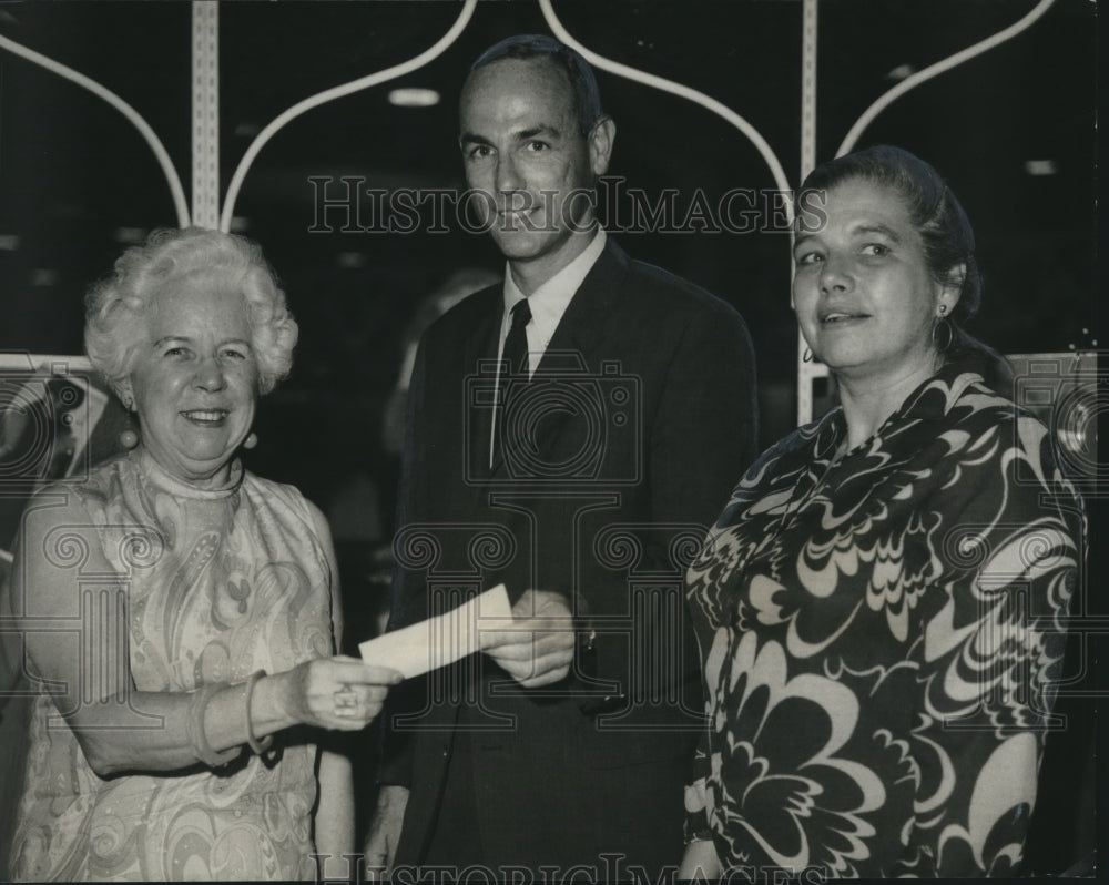 1969 Press Photo Richard Pizitz Presents Check to Spastic Aid of Alabama, Inc.- Historic Images