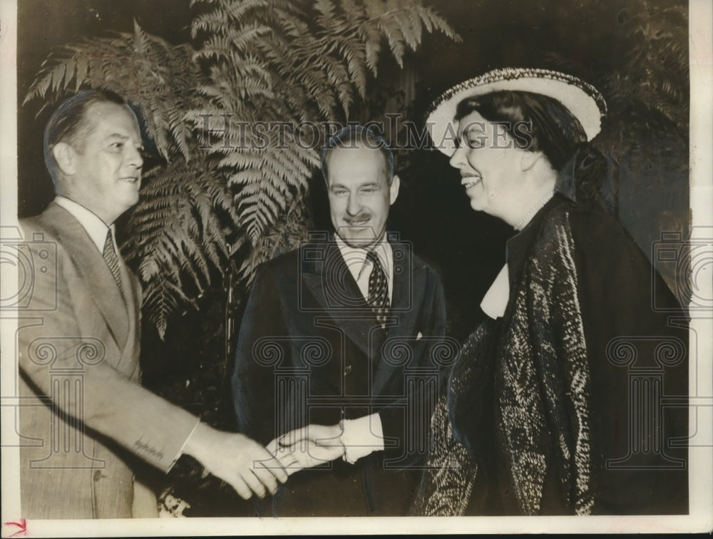 1950, Mrs. Eleanor Roosevelt greets newspaper columnist. - abno10170 - Historic Images