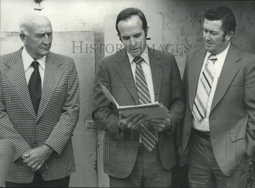 1977 Press Photo Officials Close Shelby & Talladega County Ferry - abno10213 - Historic Images