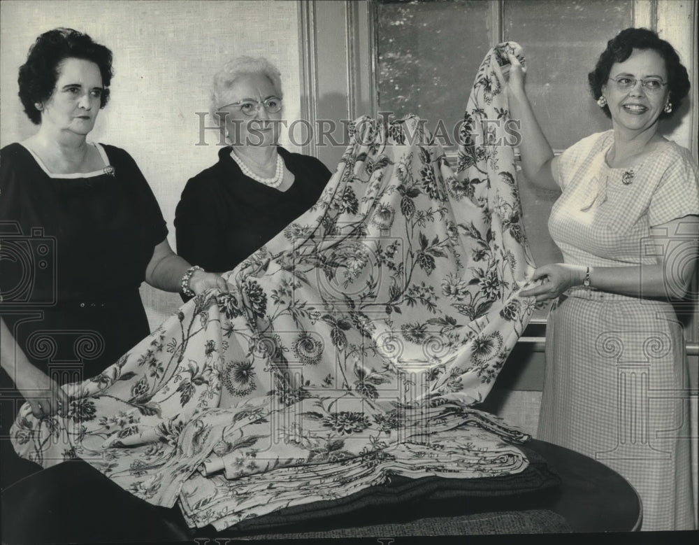 1961, Mrs. Harris Saunders and two women holding fabric - abno10260 - Historic Images