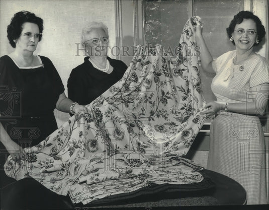 1961, Mrs. Harris Saunders and two women holding fabric - abno10260 - Historic Images