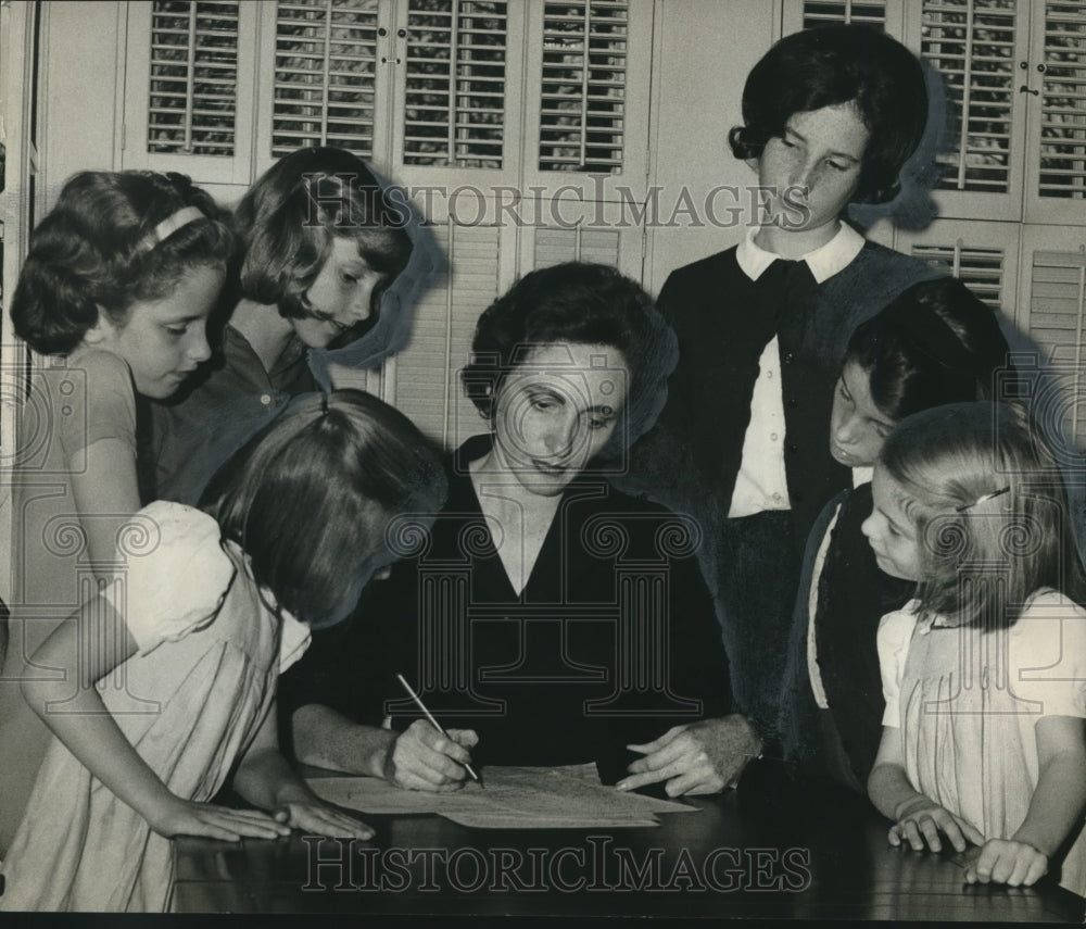 1964, Mrs. Harris Saunders Jr. and daughters, Birmingham, Alabama - Historic Images