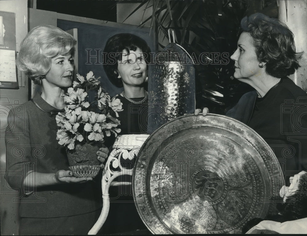 1966, Mrs. Page Sloss &amp; others, decorating committee, Opera room - Historic Images