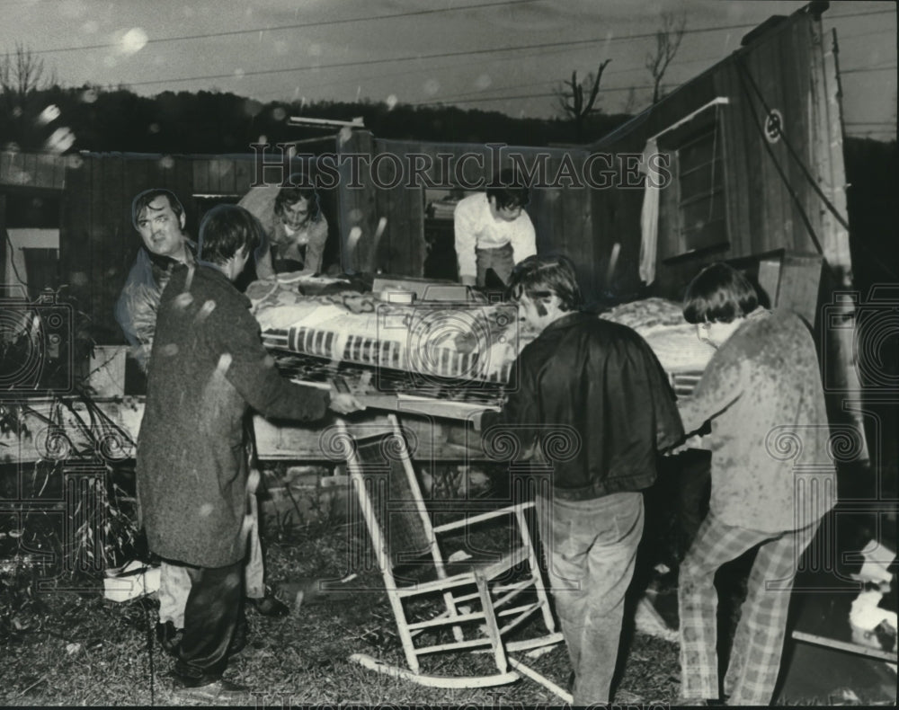 1975 Press Photo Neighbors salvage bed from Graysville home damaged by tornado - Historic Images