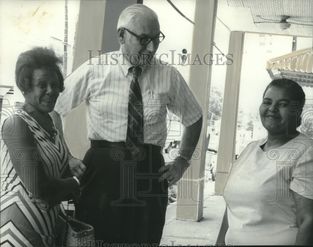 1972 Eutaw Mayor William H. Tuck Chats With Black Women - Historic Images