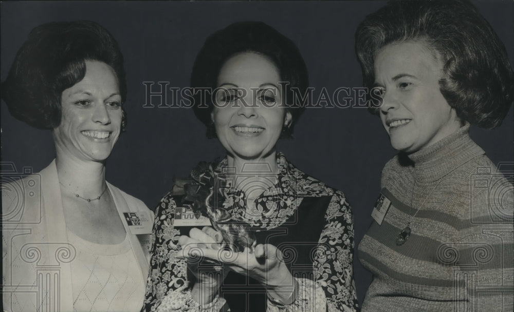 1975 Press Photo women at GOP Women&#39;s meeting examining small elephant - Historic Images