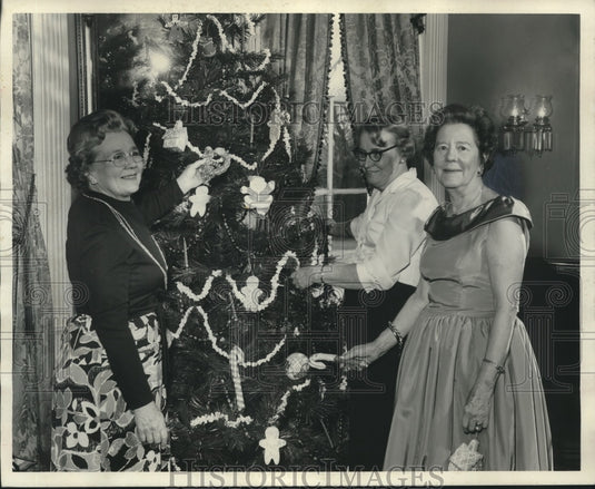 1976, Mrs. Vincent Townsend, Sr, wife of former news employee - Historic Images
