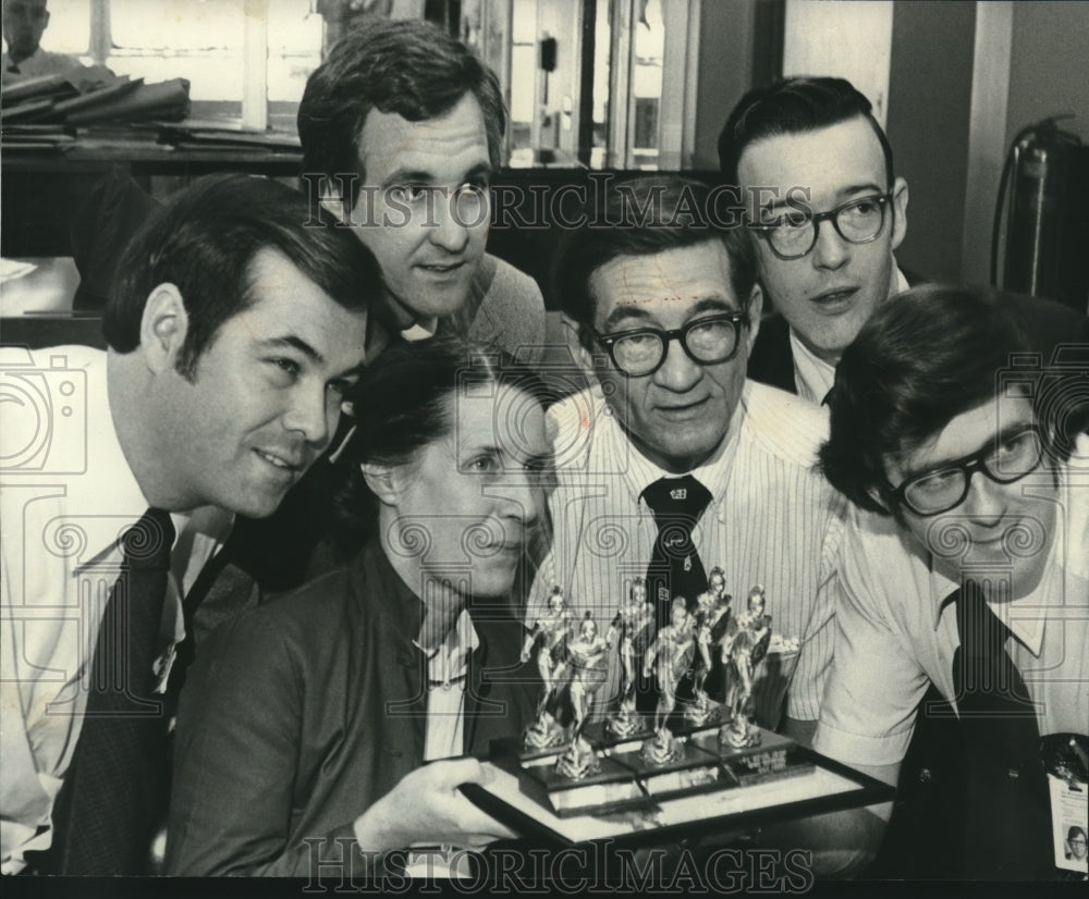 1977 Press Photo News Staffers Receive Troy State University Hector Award - Historic Images