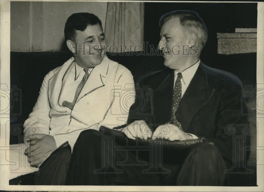 1943, Doctors talk before demonstration clinic - abno10484 - Historic Images