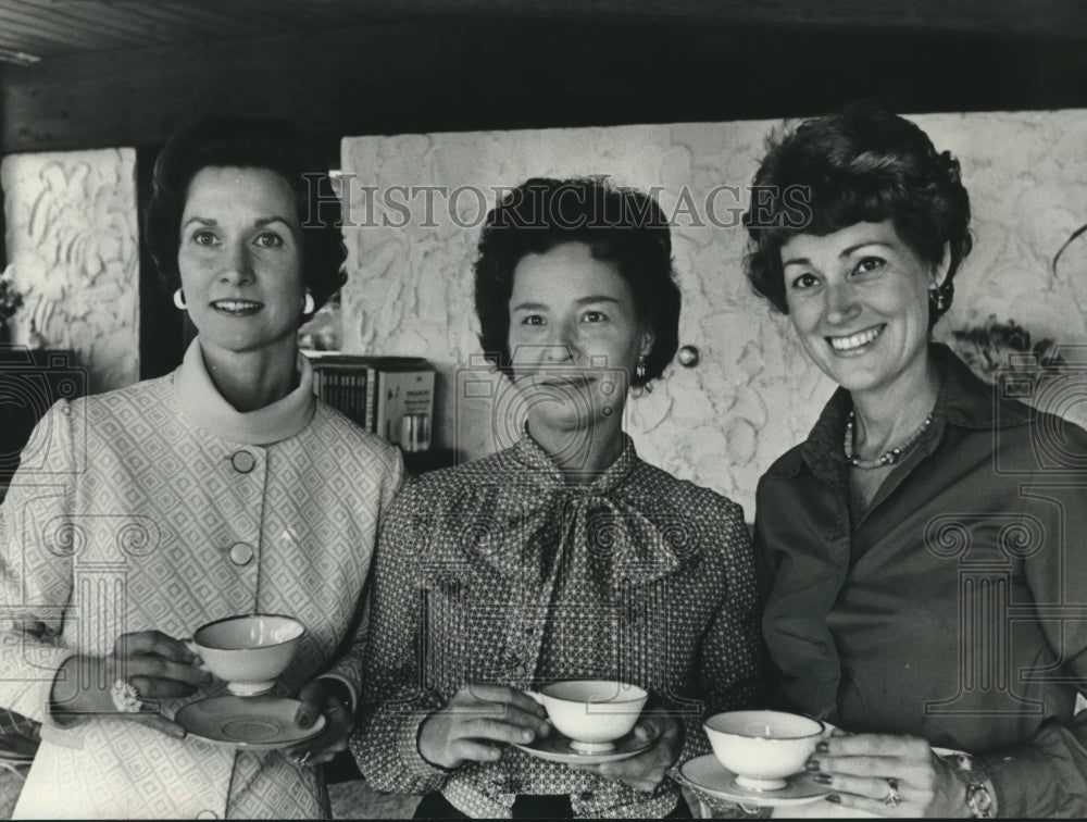 1977, Mrs. Patrick Thornton &amp; others, luncheon, Vestavia, Alabama - Historic Images