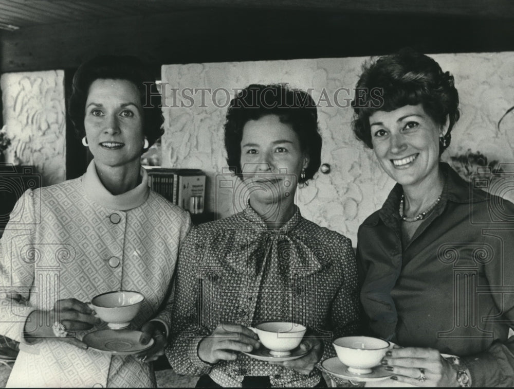 1977, Mrs. Patrick Thornton & others, luncheon, Vestavia, Alabama - Historic Images