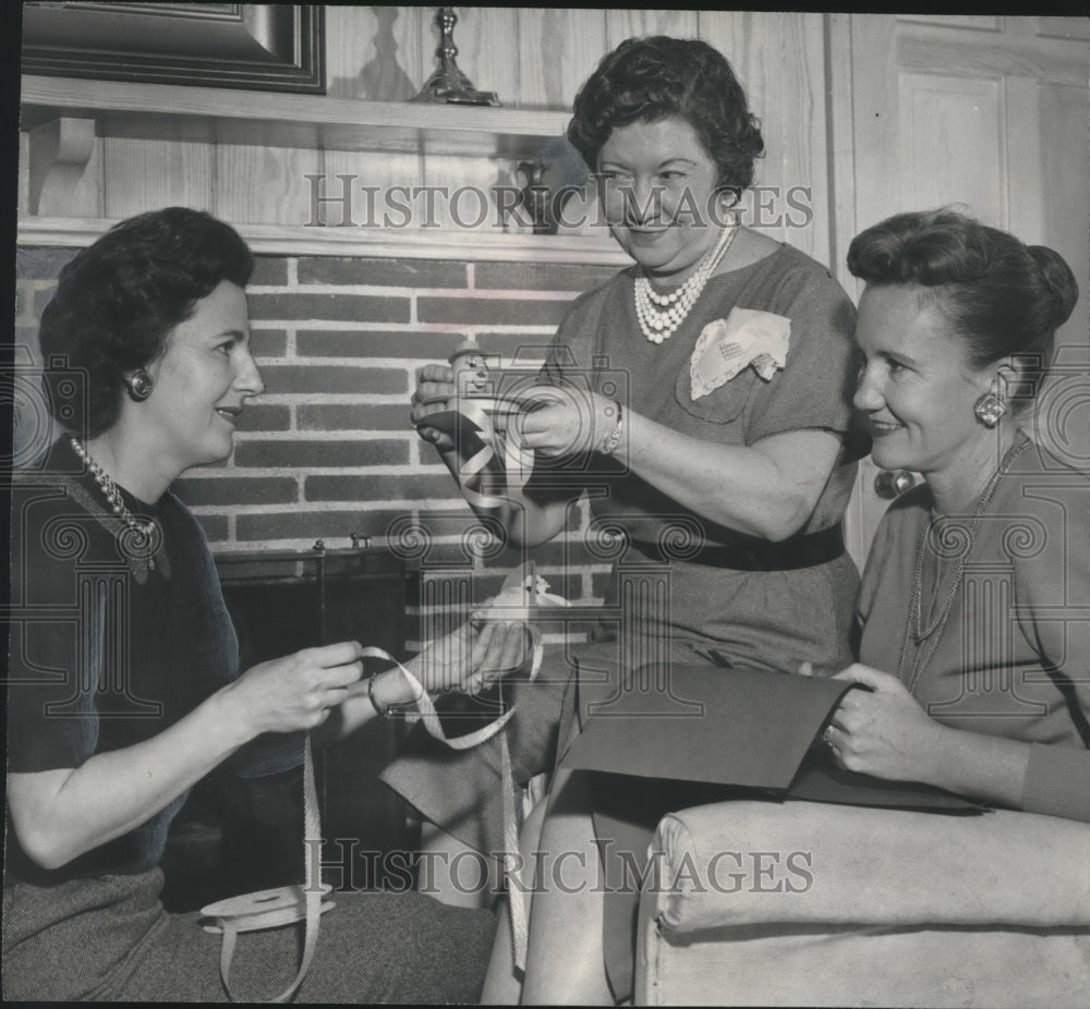 1960, Members of Dental Auxiliary Make Plans for Conclave - abno10636 - Historic Images