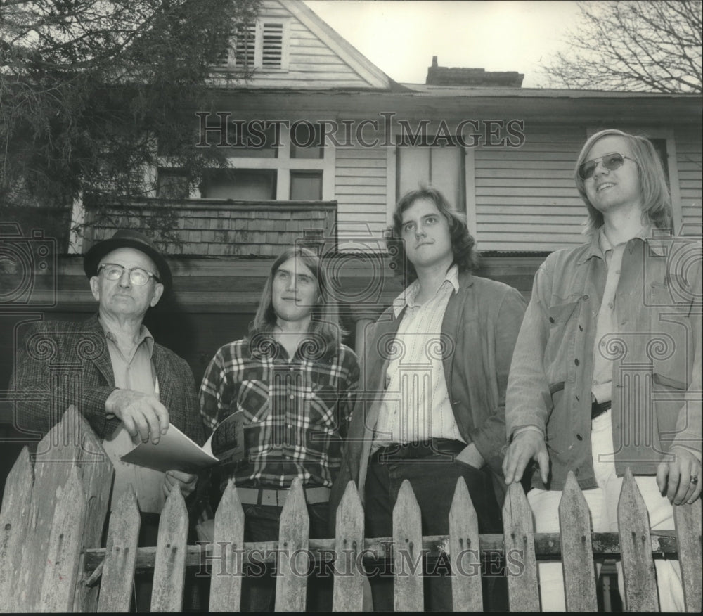 1975 Press Photo Bernard Rummel & others looking at book, Shelby County, Alabama - Historic Images