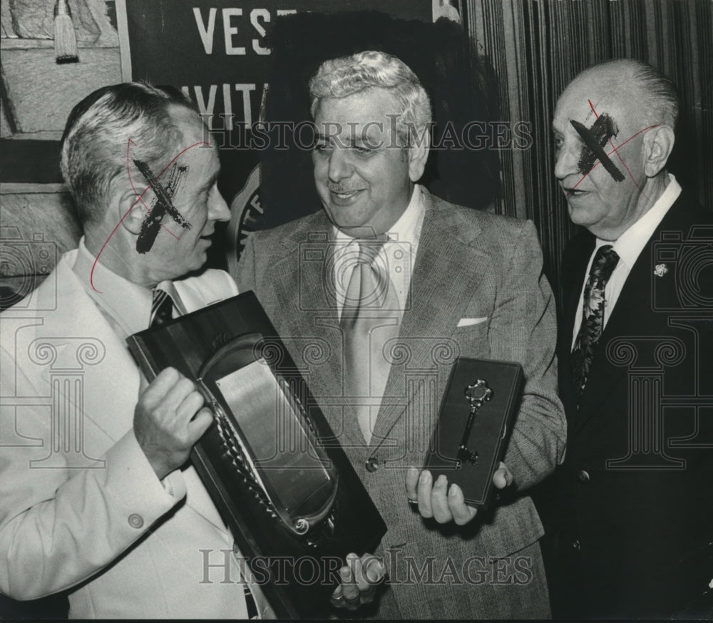1976 Press Photo Joseph Vincent Pilleteri & others at award ceremony - abno10740 - Historic Images