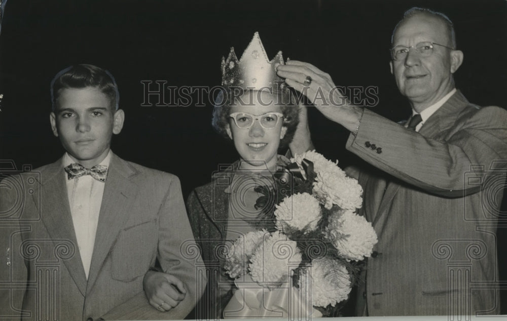 Press Photo C. W. Phillips, Jefferson County High Schools Director, Crowns Queen - Historic Images