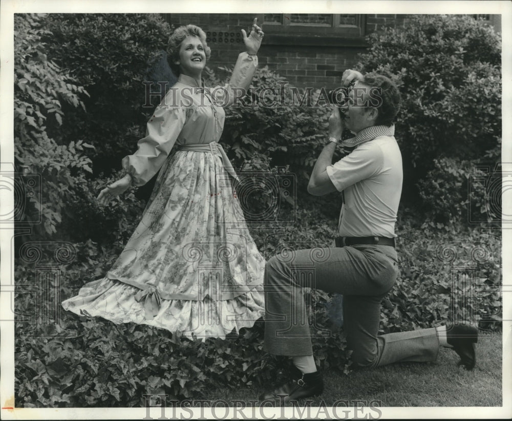 1978 Press Photo Actor Bob Tatum photos wife Mildred Ann Tatum in costume - Historic Images