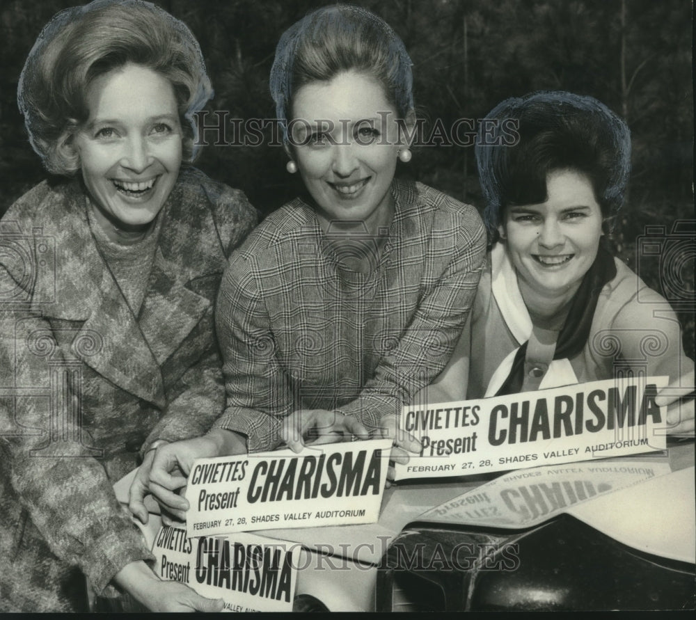 1970 Civiettes Officials Promoting Charisma Follies - Historic Images