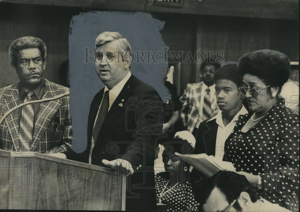 1975 Press Photo Birmingham, AL Police Chief James Parsons at press conference - Historic Images