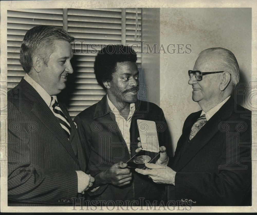 Press Photo Birmingham AL police chief James Parsons &amp; men, presenting award - Historic Images