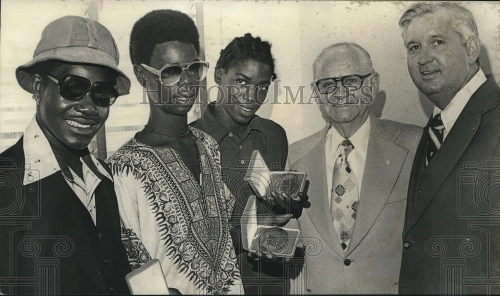 1977 Press Photo Birmingham AL Police Chief James Parsons awarding teenagers - Historic Images