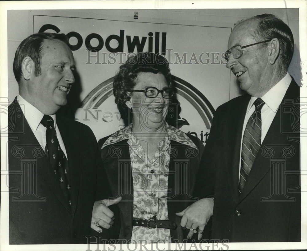 1981 Press Photo Howard Sandlin of Alabama Goodwill Industries &amp; 2 others - Historic Images