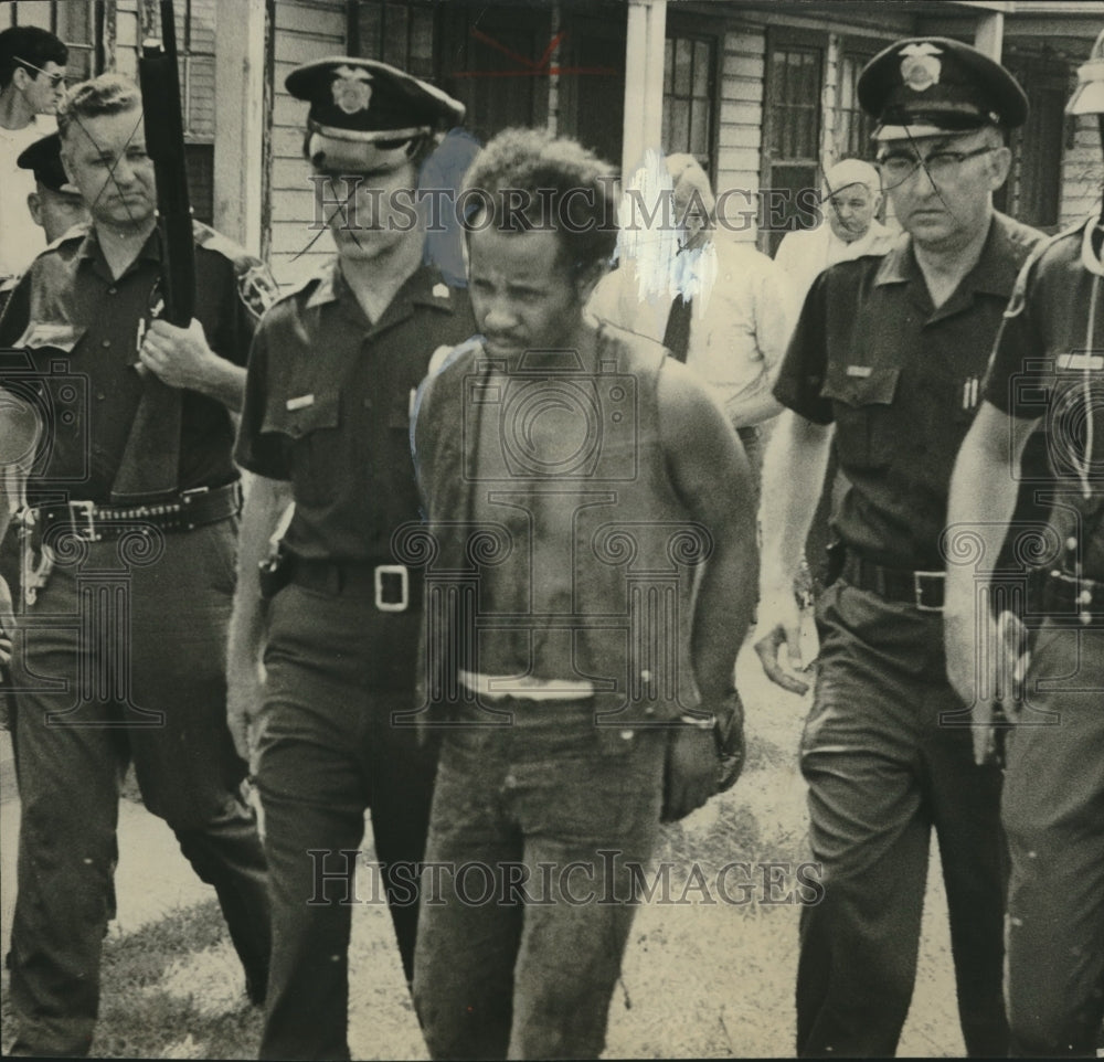 1971, Holdout Ends for Isaac Sager in Shooting of Detective - Historic Images