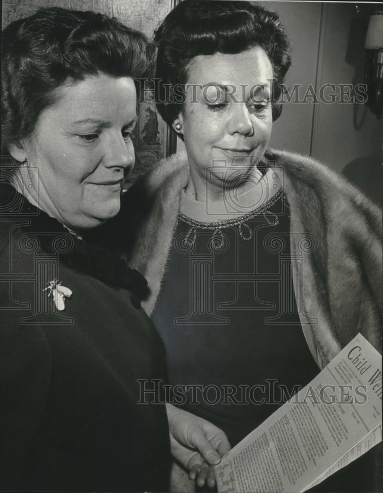 1970, Mrs. C.C. Horton, Mrs. W.P. Montgomery looking at pamphlet - Historic Images