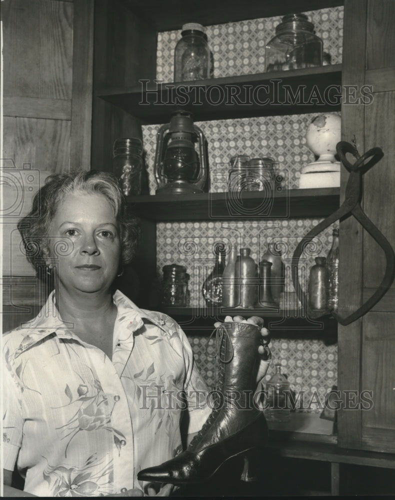 1978 Press Photo Ms. Peter Horn, with antiques - abno10888 - Historic Images