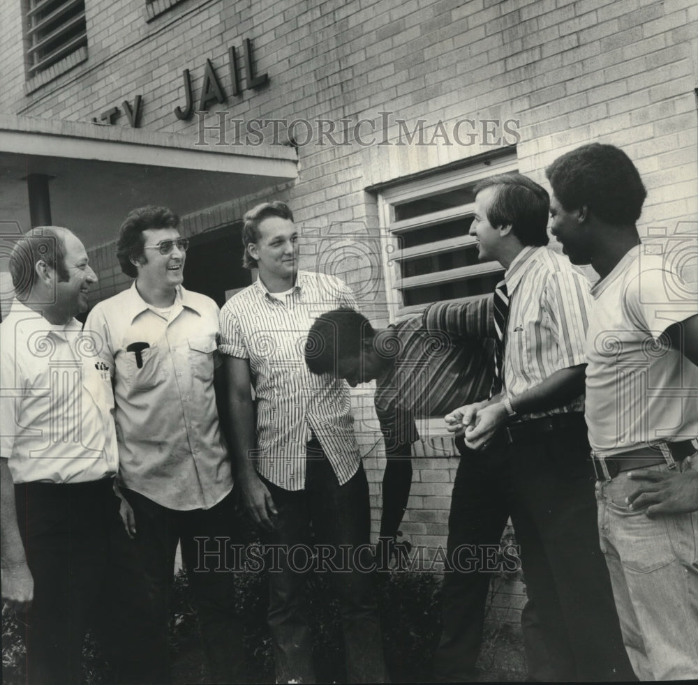 1975 Marengo County AL sheriff Billy Smith talking with inmates - Historic Images