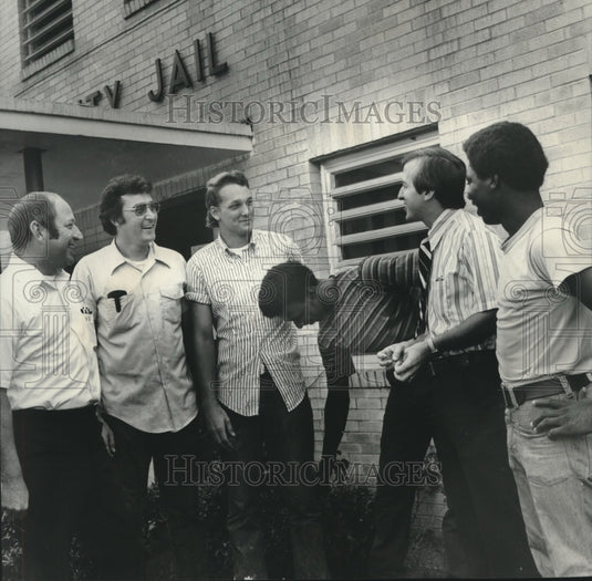 1975 Marengo County AL sheriff Billy Smith talking with inmates - Historic Images