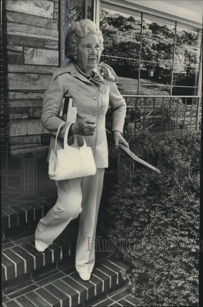 1977 Press Photo Mrs. John Rozelle, pres. Woman&#39;s Clubhouse, goes to meeting - Historic Images