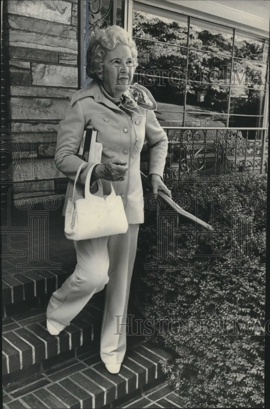 1977 Press Photo Mrs. John Rozelle, pres. Woman's Clubhouse, goes to meeting - Historic Images