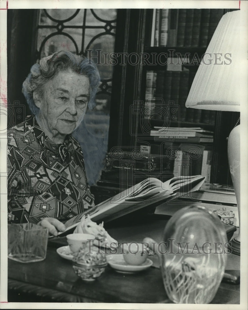 1974, Architect Mrs. Wilburn Smith at home, gives Symphony benefit - Historic Images