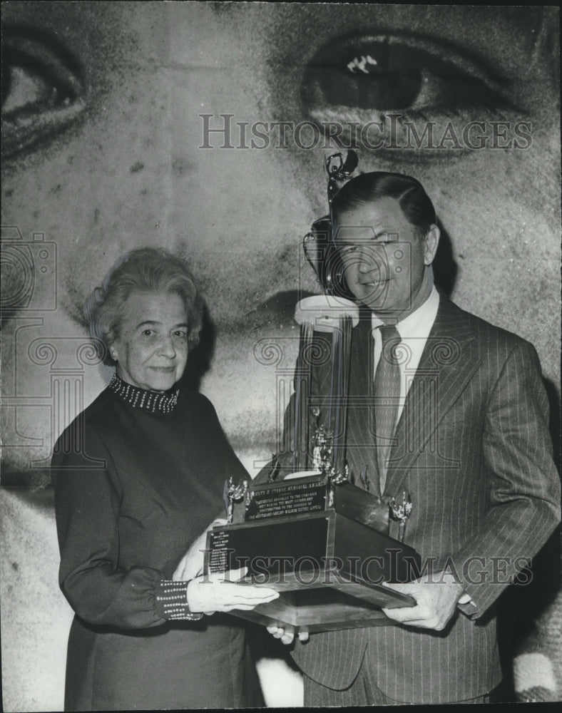 1974 Press Photo Mrs. Mervyn H. Sterne, Receives Top United Appeal Honor-Historic Images