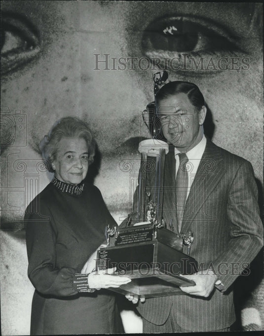 1974 Press Photo Mrs. Mervyn H. Sterne, Receives Top United Appeal Honor-Historic Images