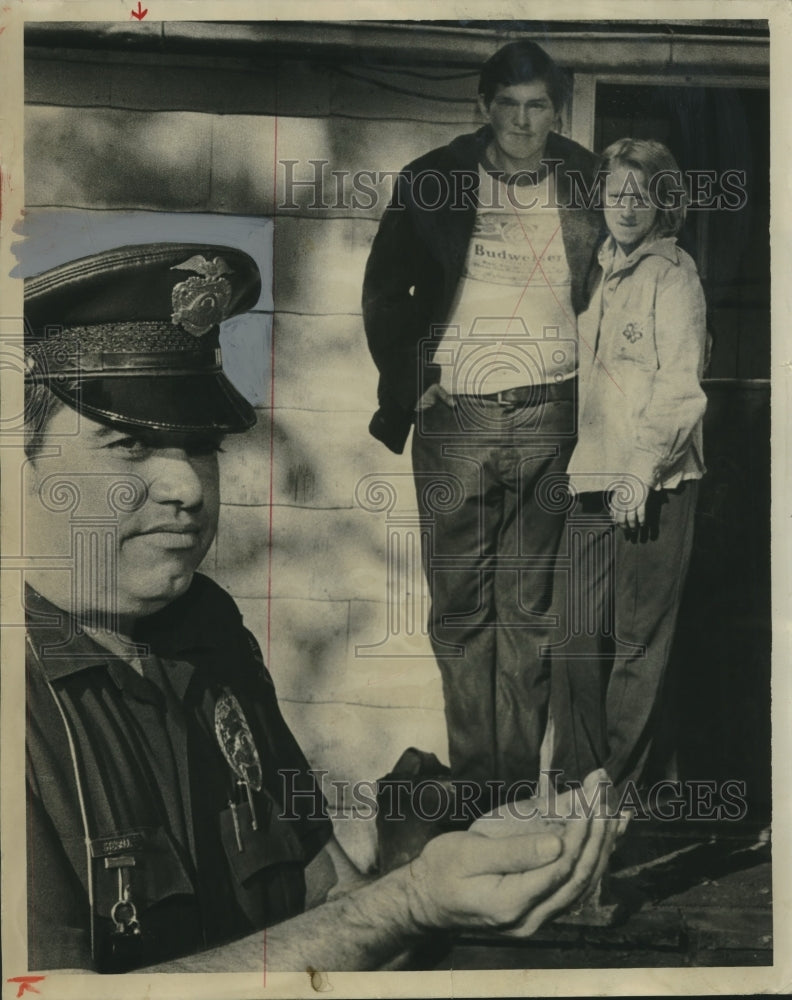 1974, Birmingham Policeman With Family He Rescued - abno11165 - Historic Images