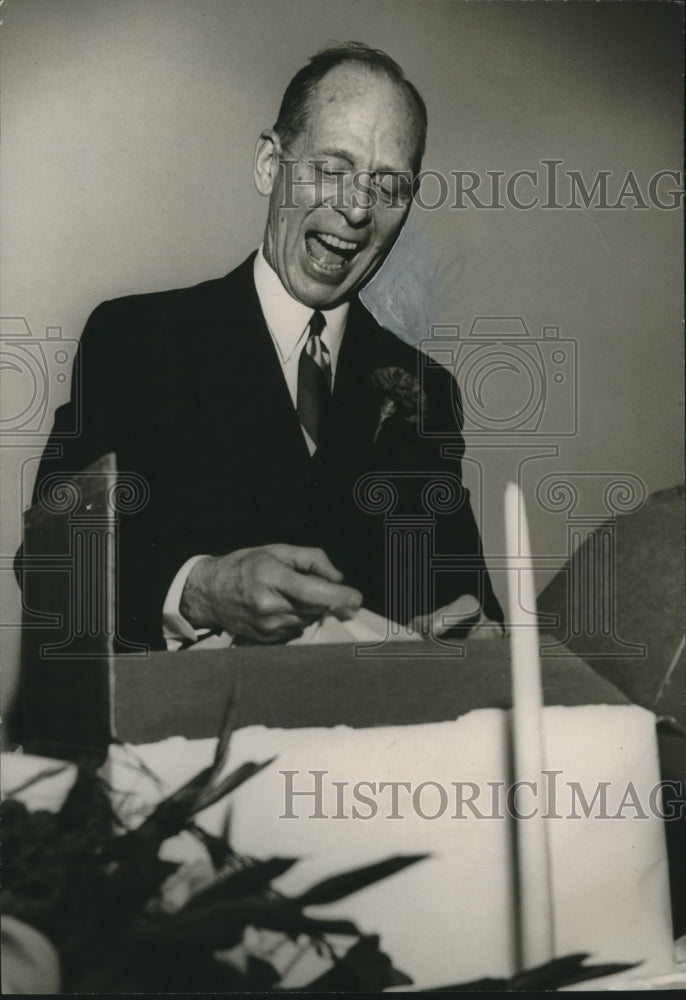 1954, Joe N. Greene, Chairman Alabama Gas Corporation, speaks - Historic Images