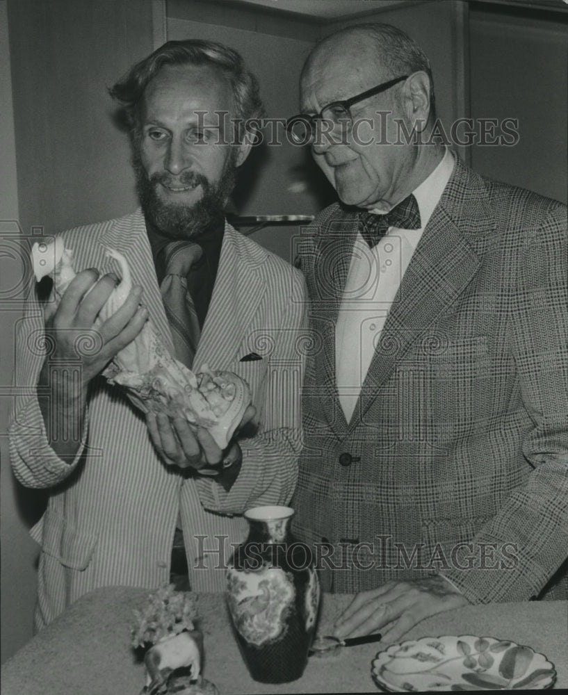 1975 Press Photo William Spencer, attorney, with visitor John Austin with art - Historic Images