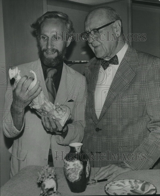 1975 Press Photo William Spencer, attorney, with visitor John Austin with art - Historic Images
