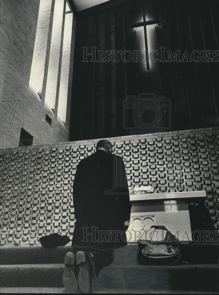 1966 Reverend Lester Spencer prays before he rides to Baltimore-Historic Images