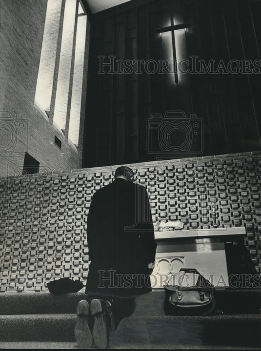 1966 Reverend Lester Spencer prays before he rides to Baltimore-Historic Images