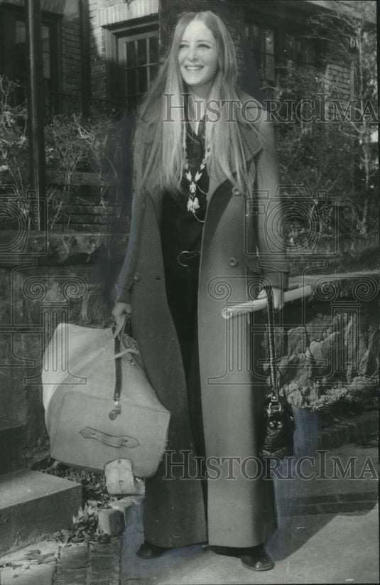 1970, Cynthia Saunders Returns to School in Switzerland - abno11349 - Historic Images