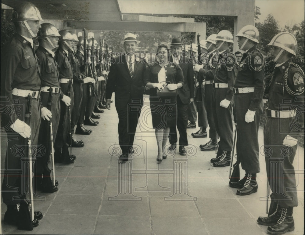 1982 Press Photo Governor John Patterson, Wife &amp; Floyd Mann go by Air Force ROTC - Historic Images