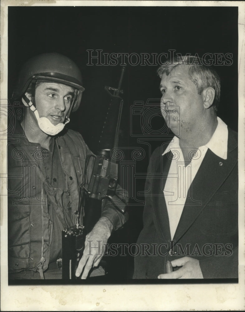 1976 Press Photo Birmingham Police Chief James Parsons, Heavily Armed Officer - Historic Images