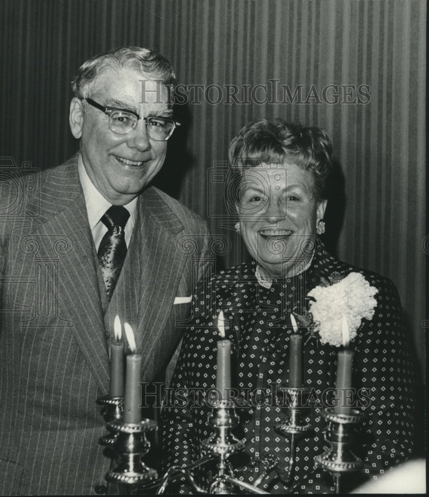 1977 Press Photo Mrs. William Thuss, Dr. Matthew McNulty Jr. at presentation - Historic Images